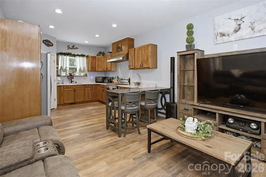 3 bed, 1126 sqft, $2,400 — Photo 3