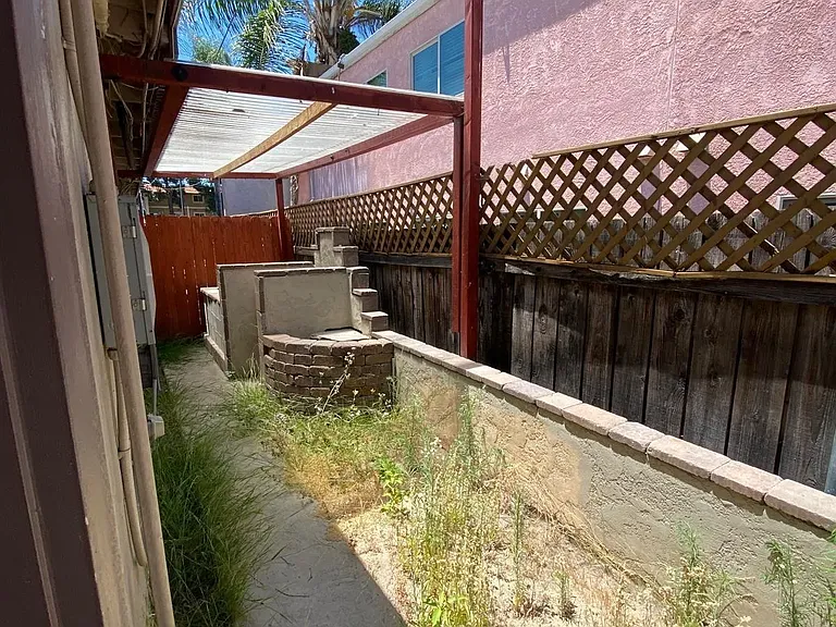 285 S Mollison Ave — Photo 3