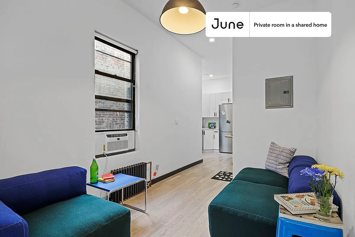 Queen bedroom in 3 bed/3 bath home in Ridgewood #1882 B — Photo 4