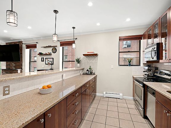 3rd image of 203 W 102nd St APT 4R