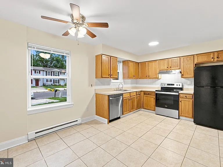 155 Hampshire Rd — Photo 3