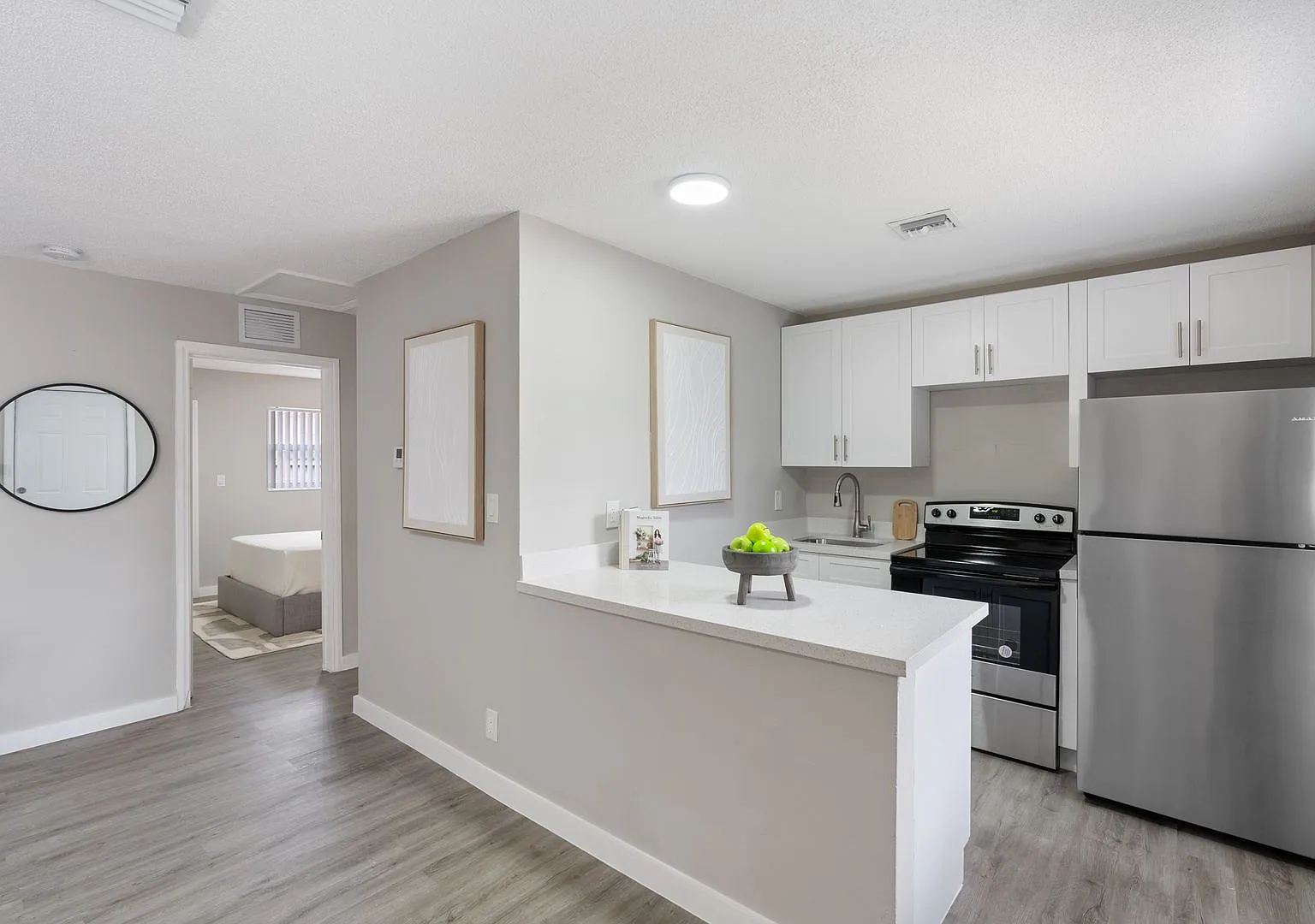 !Renovated! * 2bed/1bath Apartment - Croissant Park! — Photo 3
