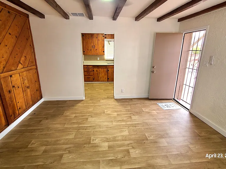504 W Flores St — Photo 13
