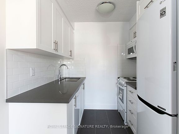 5th image of 990 Avenue Rd #205