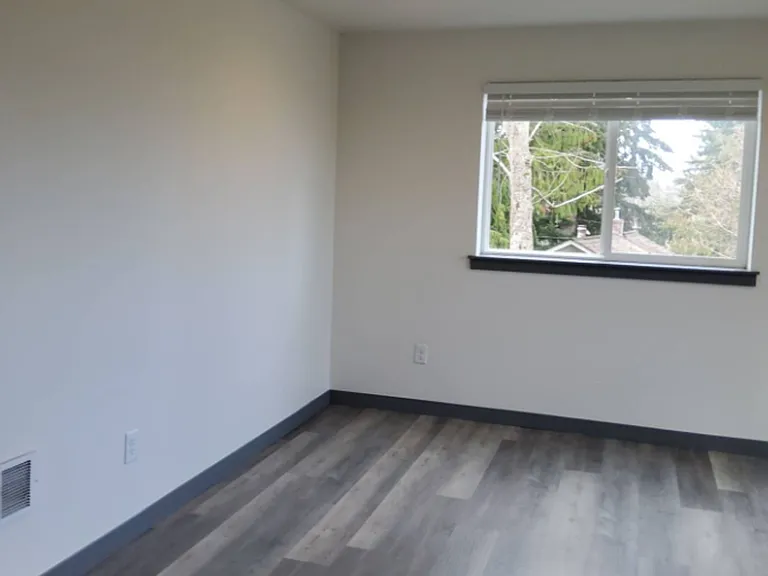 1611 Lakeway Dr — Photo 12