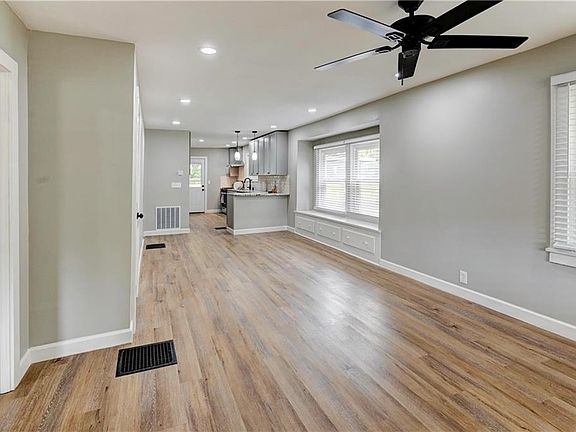 5th image of 200 E Whittier St