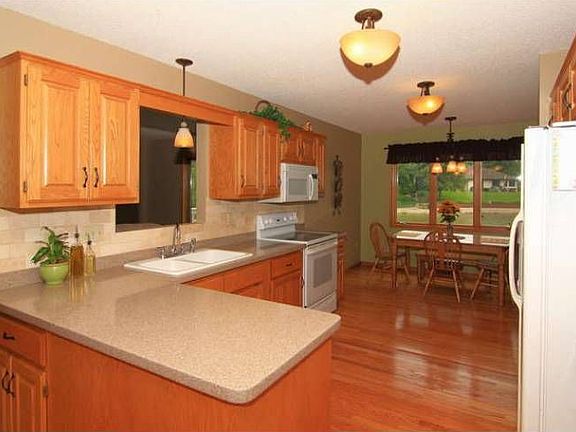 Granite cntrs, hrdwd flrs