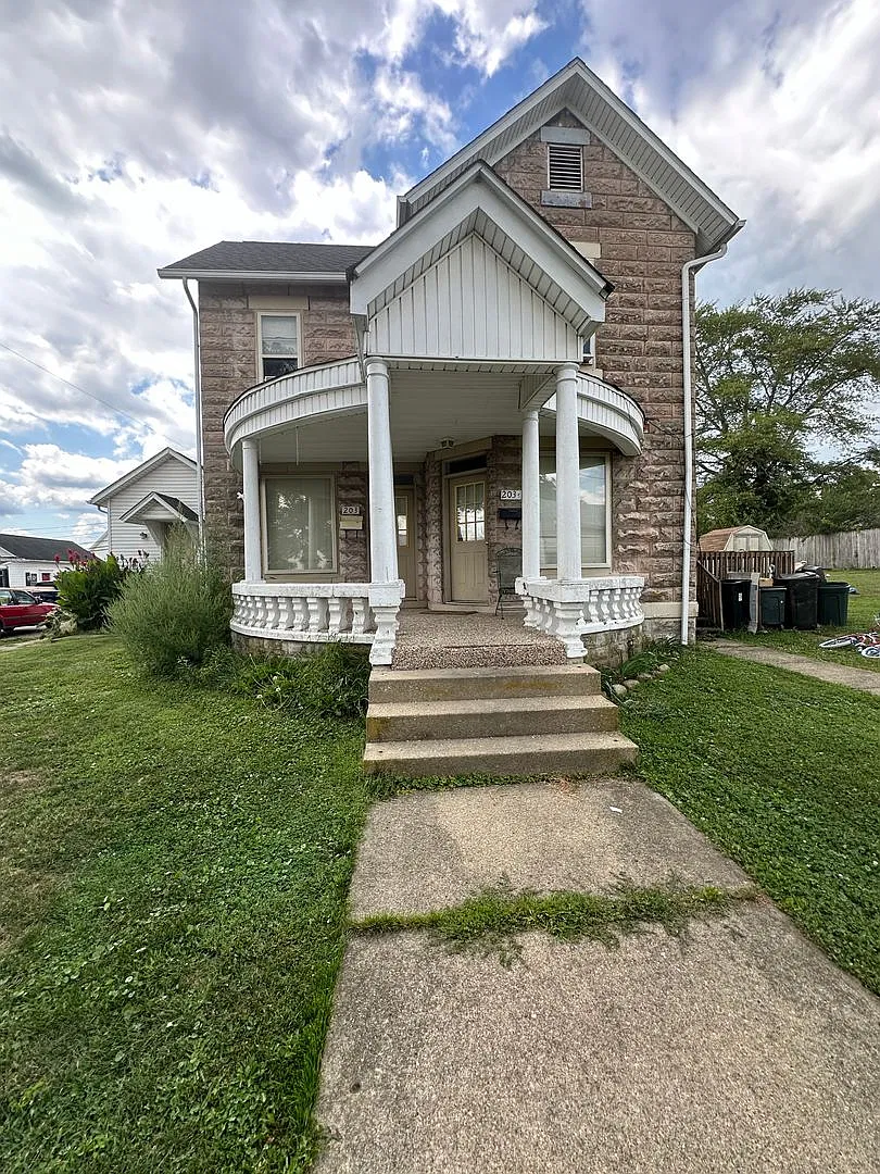 203-203 1/2 N Main St — Photo 1