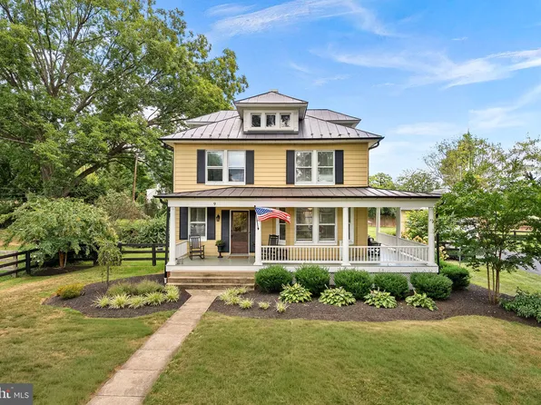 9 N Locust St, Round Hill, VA 20141