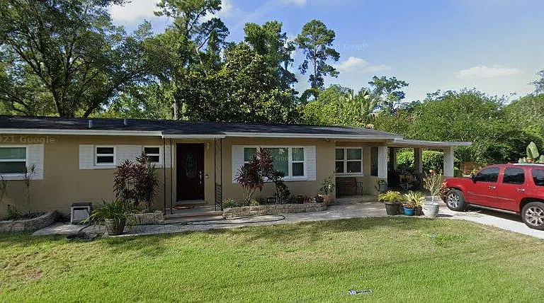 390 E Warren Ave — Photo 1