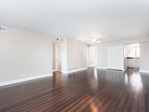 5th image of 5970 Lake Bluff Dr Unit 401