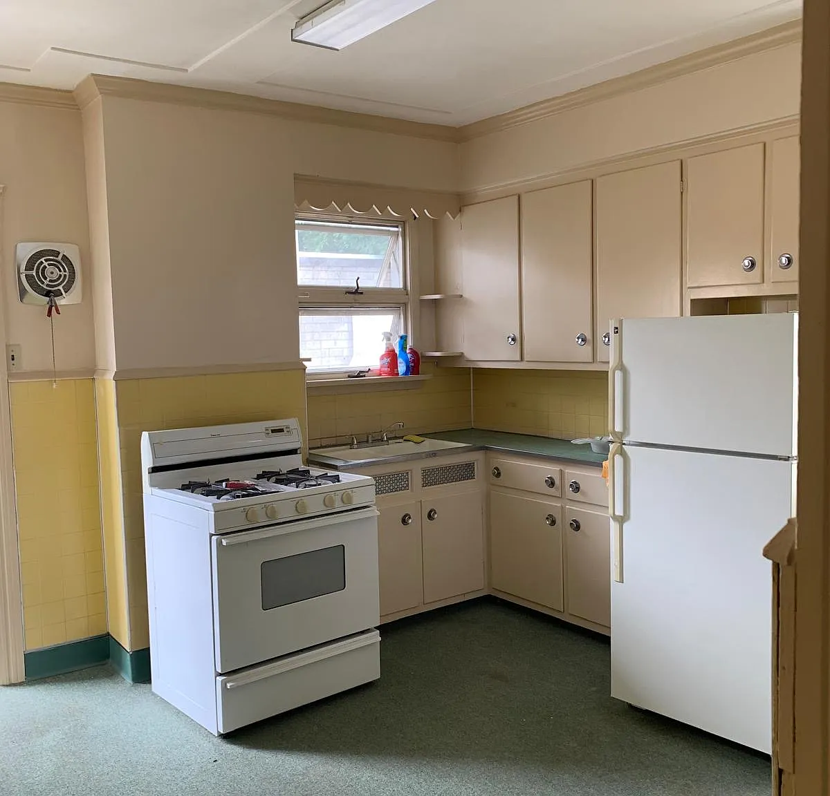 3 bed, 2160 sqft, $1,600 — Photo 2