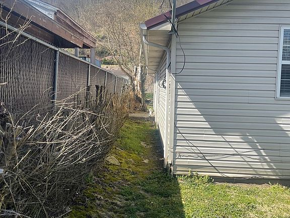 5th image of 105 River Rd