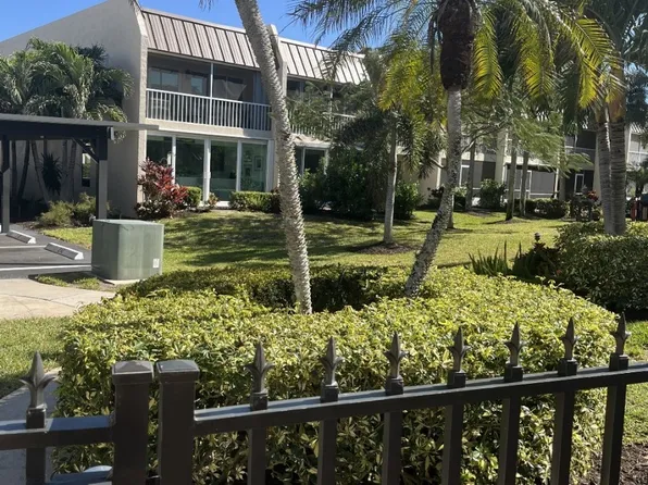 800 River Point Dr APT 540, Naples, FL 34102
