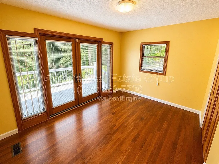 1 Wynstay Ave — Photo 4