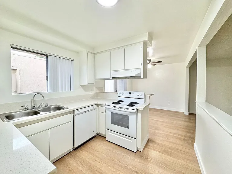 Westgate Villa Apartments — Photo 35