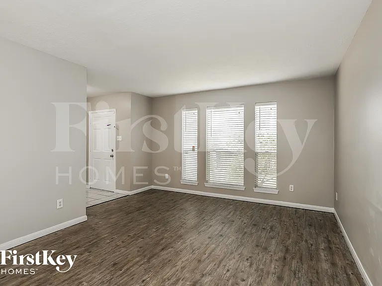 518 Foxglove Dr — Photo 4