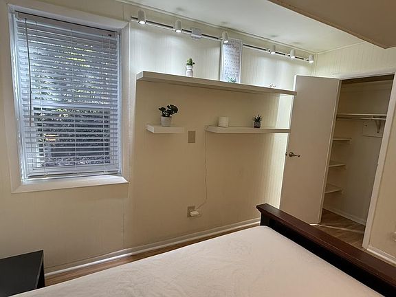 Room 4 bedroom with queen bed and closet