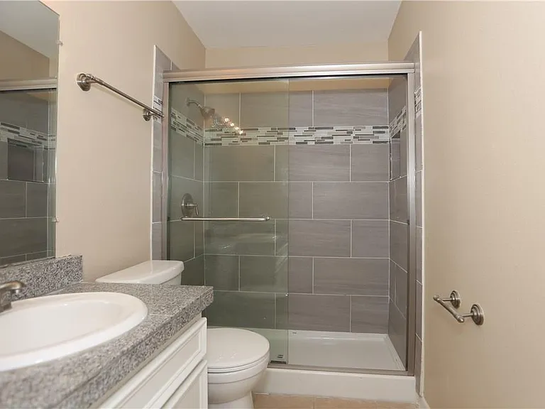 400 W 35th St #202 — Photo 7