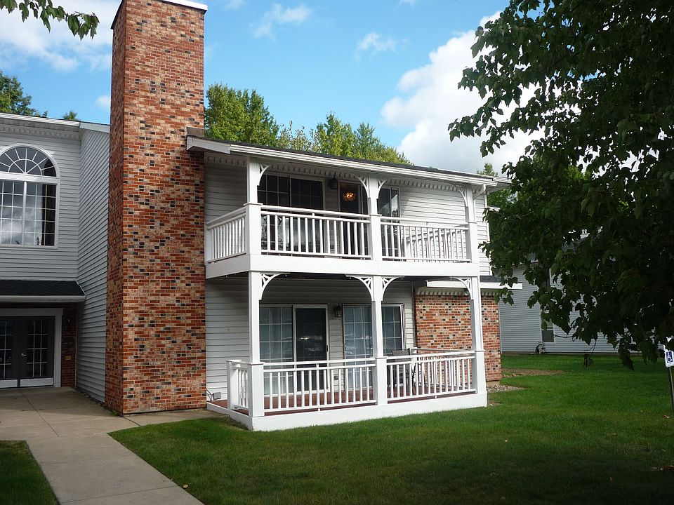 Entry to the building is always locked. Access through key or intercom. Unit is on second floor.