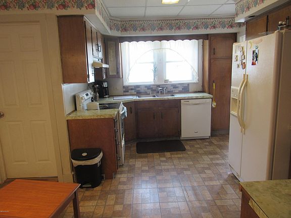 4th image of 213 S Cass St