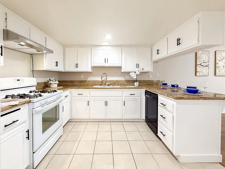 1034 Romney Dr — Photo 17
