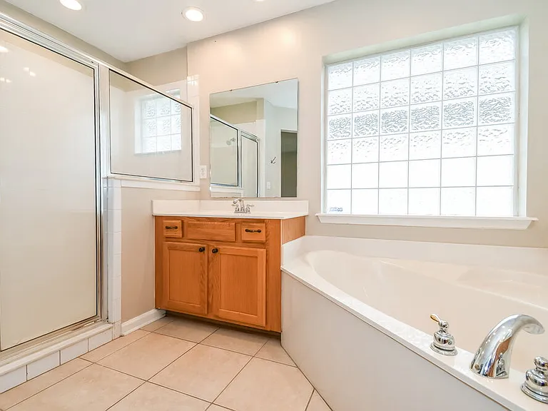 9135 Prosperity Lake Dr — Photo 12