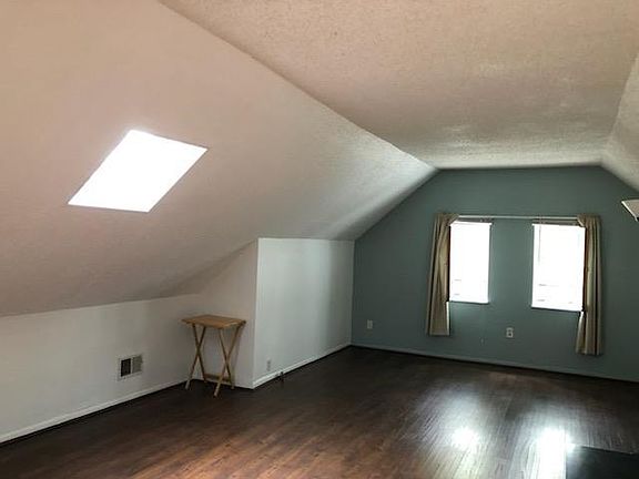 3rd image of 2204 W Ainslie St