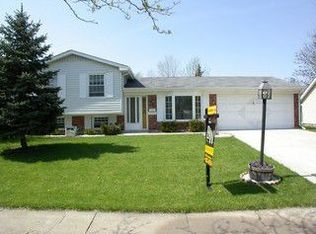 8152 Northway Dr, Hanover Park, IL