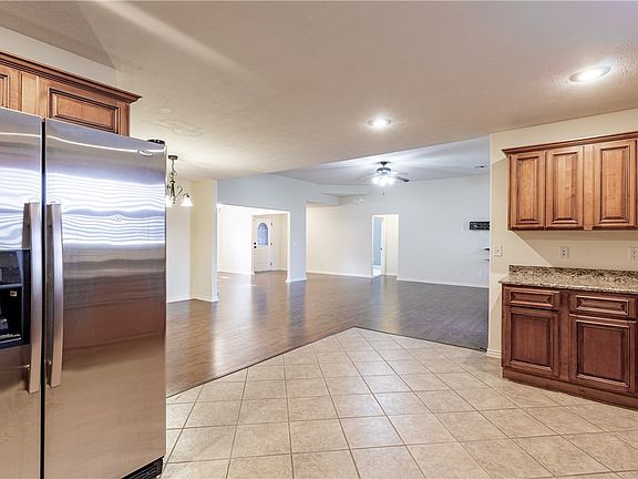 4th image of 1121 Lariat Dr