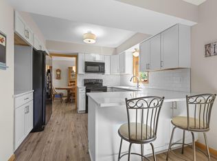 302 Oak Hill Dr, Shoreview, MN 55126