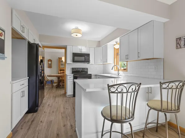 302 Oak Hill Dr, Shoreview, MN 55126