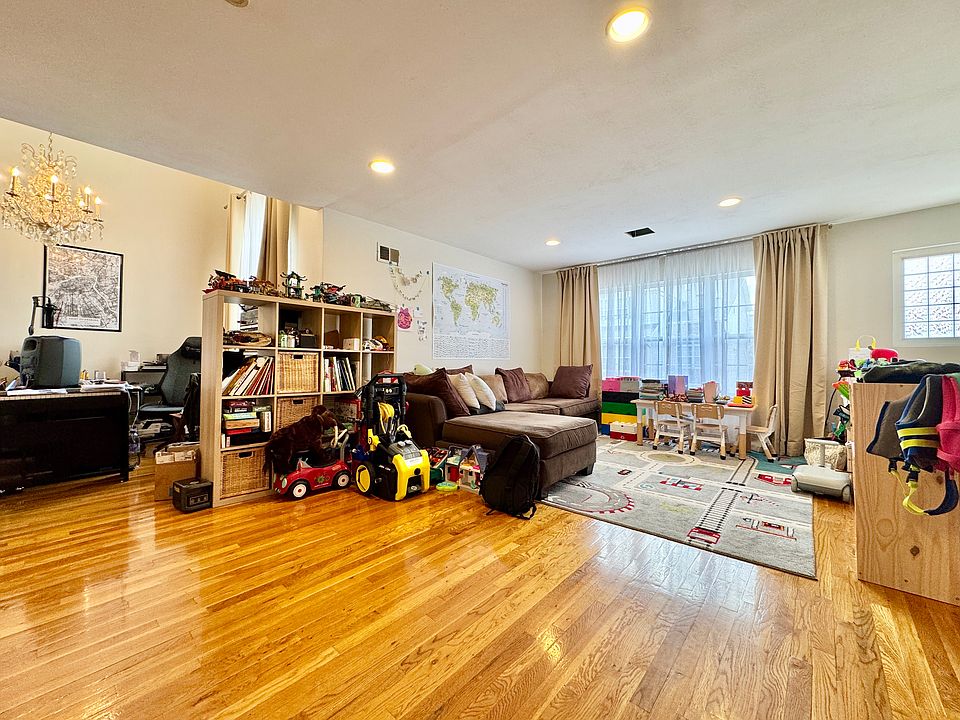 1st image of 15 Daniella Ct Floor 2