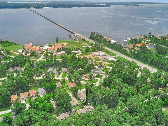 This home is convinently located for easy access to Lake Conroe.