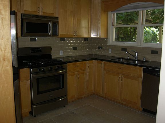 3rd image of 615 N Plymouth Blvd