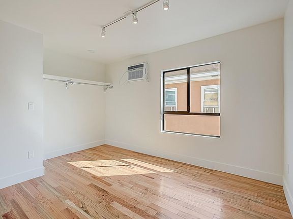 5th image of 515 3/4 Heliotrope Dr