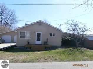 335 7th St, Breckenridge, MI 48615