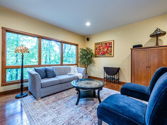 3rd image of 5489 Fairview St