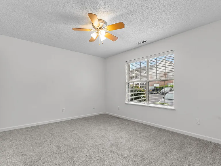 Skyside Landing Apartments — Photo 43