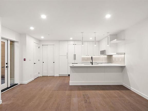 4th image of 1102 Esquimalt Rd #Townhouse 2