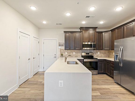 3rd image of 613 Herndon Pkwy #51