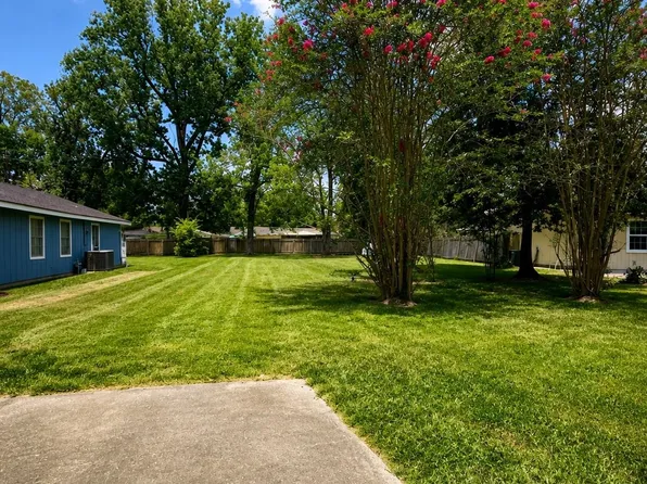 3942 Broadmoor Dr, Beaumont, TX 77707