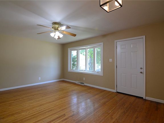 4th image of 67 Maple Ct