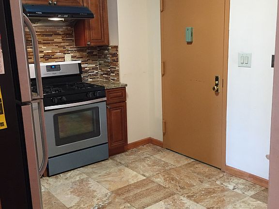 Kitchen w/Title floor