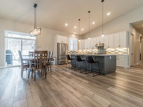 3rd image of 352 Aiguille Dr