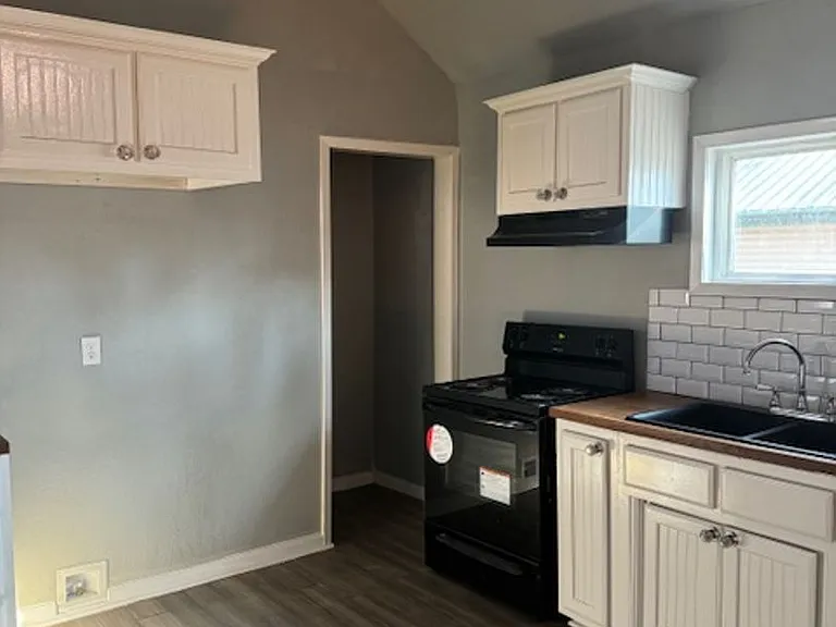 803 W Cherokee St — Photo 9