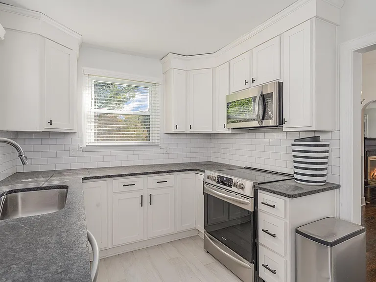 800 McDonald Ave — Photo 17