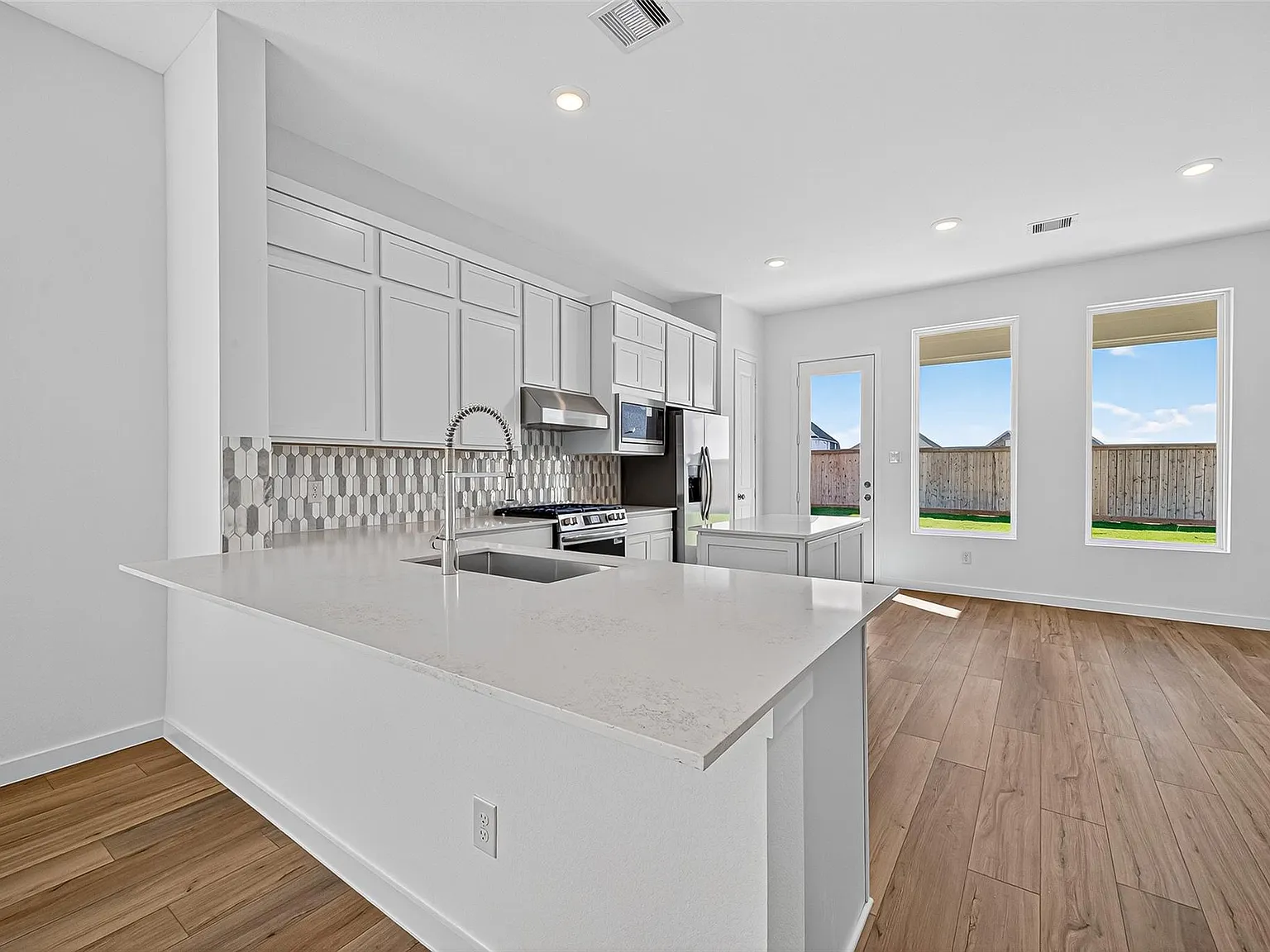 4 bed, 2.0 bath, 1962 sqft, $2,850 — Photo 1