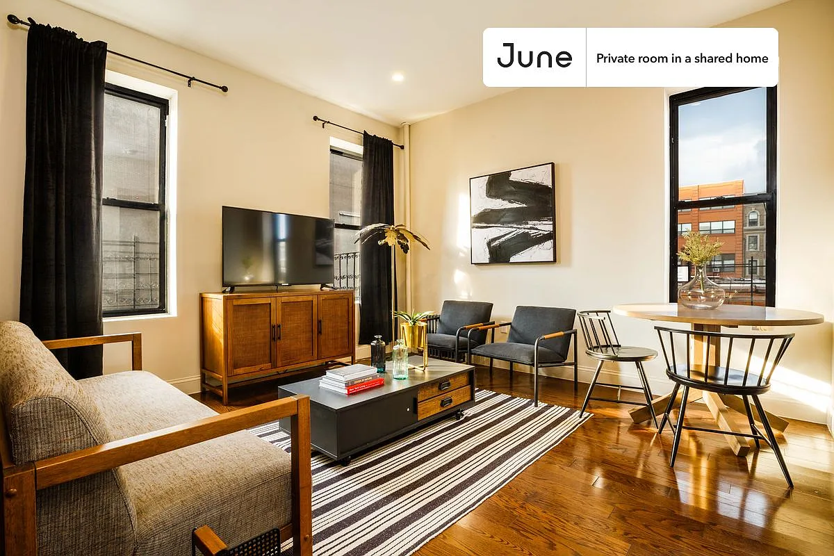 Queen bedroom in 4 bed/1 bath home in West Harlem #125 C — Photo 3