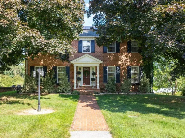 305 N Red Hill Rd, Martinsburg, WV 25401